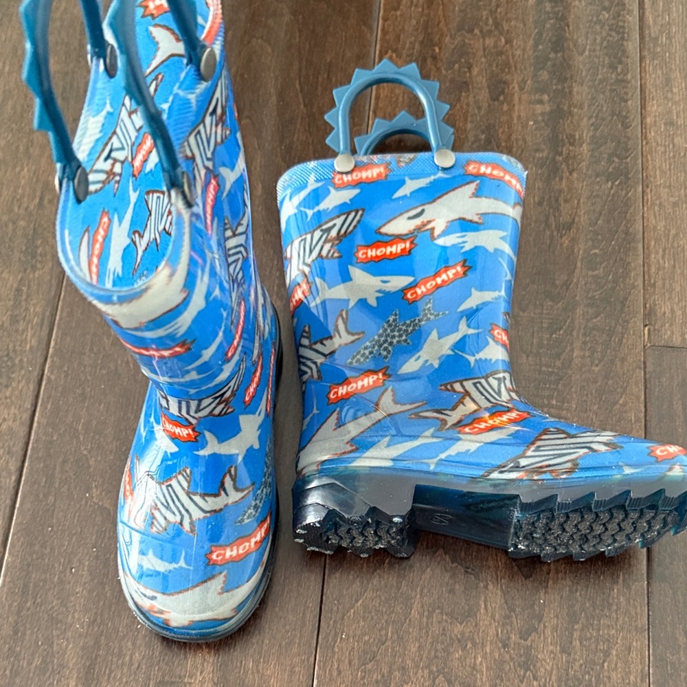 Members Mark Boys Blue Shark Kids Light Up Rain Boots! Size 7/8 ! Worn one time!